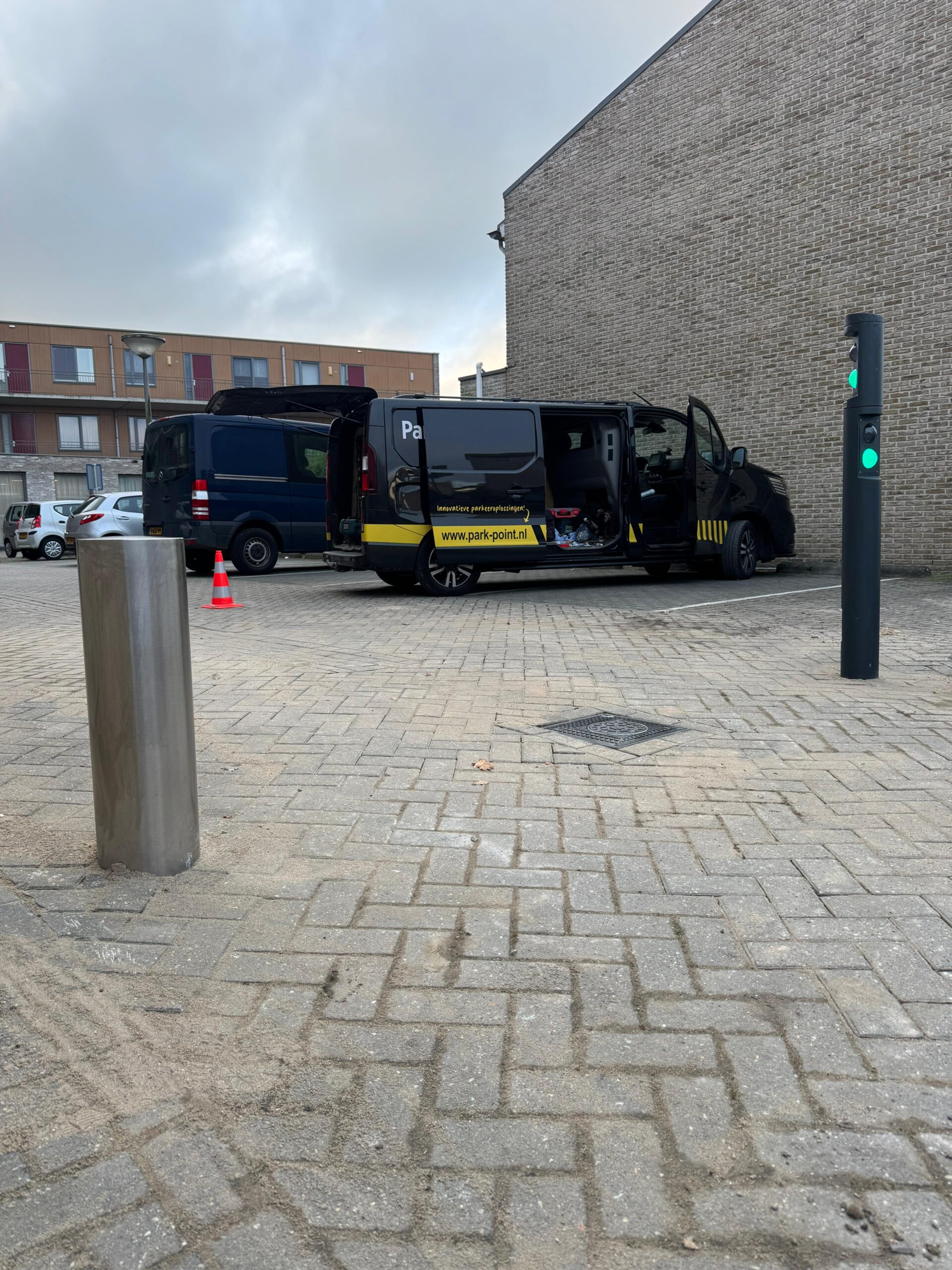 Hydraulische paal aangevuld met stoplicht Bollard